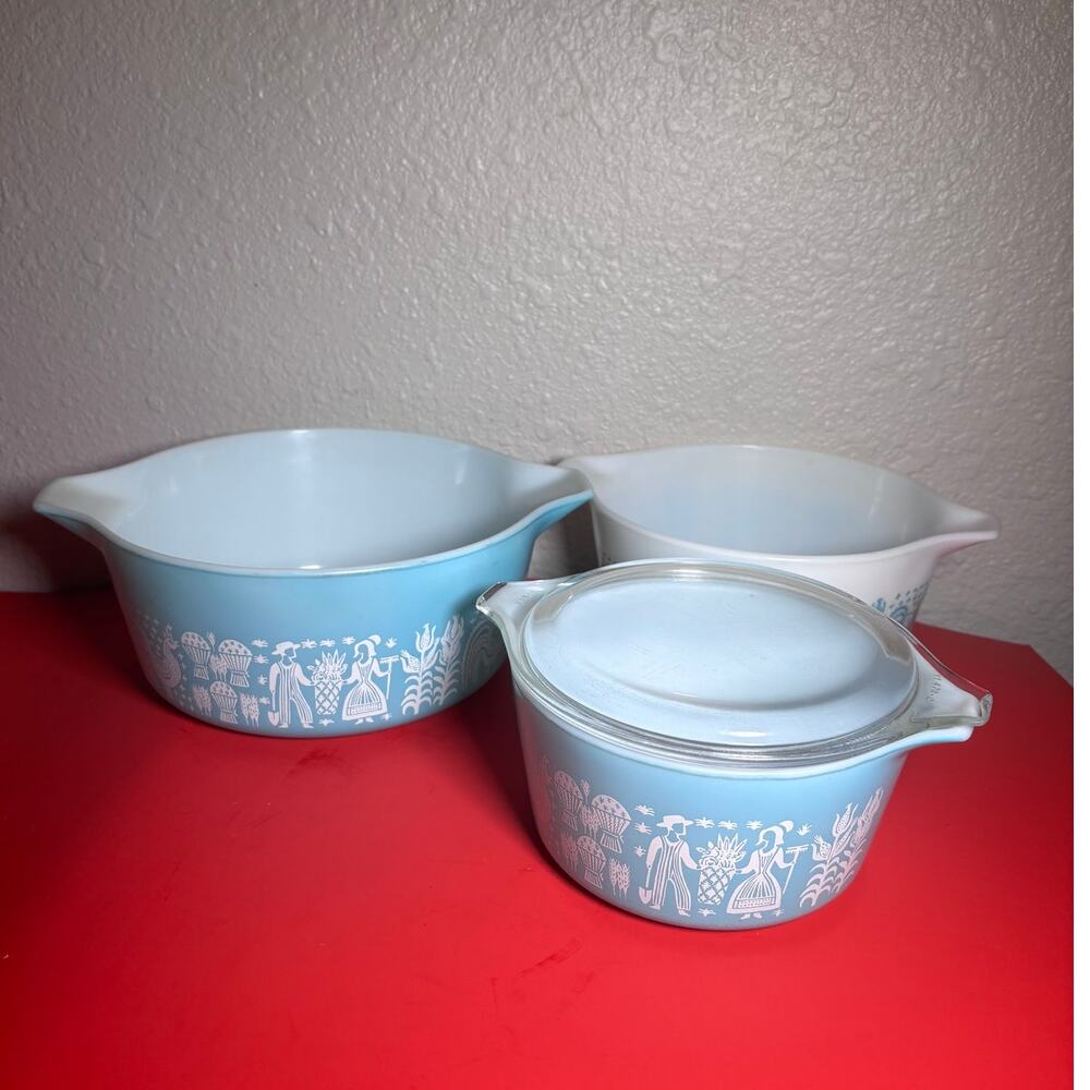 PYREX Turquoise Amish Butterprint 3 bowls  475 ,474, 473 with lid VTG
